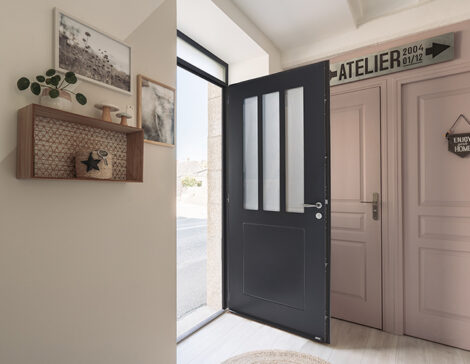 porte d'entrée en acier de style atelier dans un intérieur de maison au style vintage