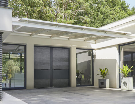 porte d'entrée aluminium sur une façade de maison contemporaine