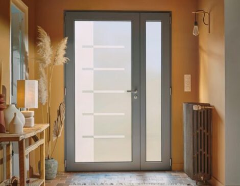 porte d'entrée vitrée Kigali dans un intérieur lumineux