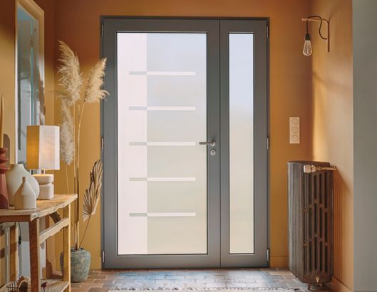 porte d'entrée alu grand vitrage Kigali dans un intérieur lumineux