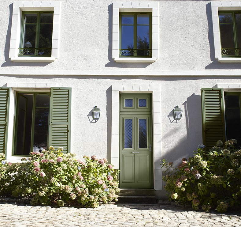 Cette classique maison en pierres a une décoration intérieure contemporaine