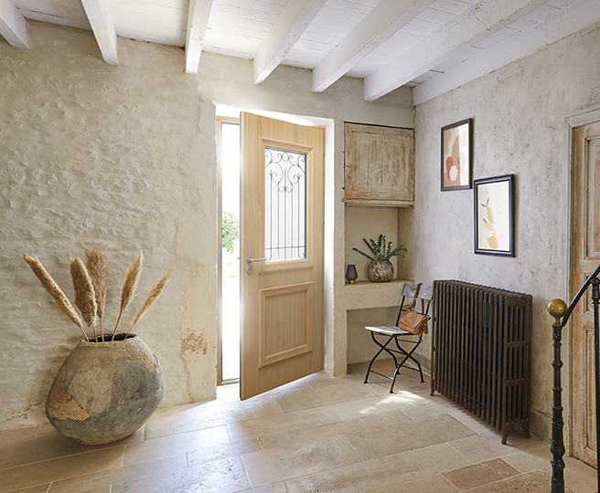 intérieur d'une maison de campagne avec une porte d'entrée mixte traditionnelle