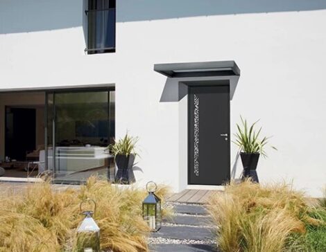 porte d'entrée contemporaine avec une marquise noire moderne