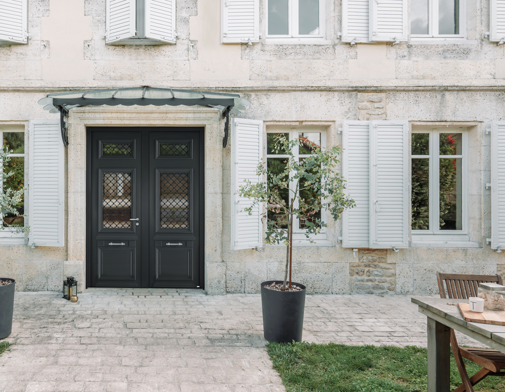 porte entrée classique sur façade traditionnelle