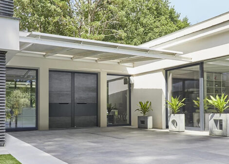 Porte d'entrée Bel'M haut de gamme en aluminium modèle Graphite style contemporaine sur une maison moderne