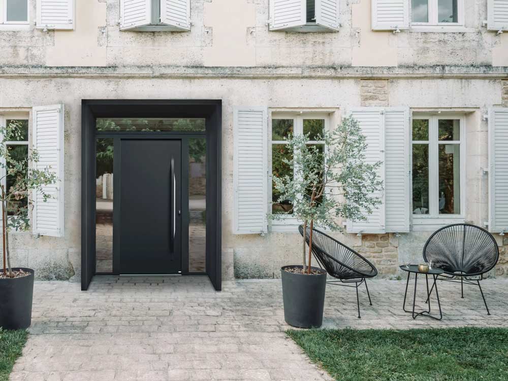 porte d'entrée moderne sur façade traditionnelle