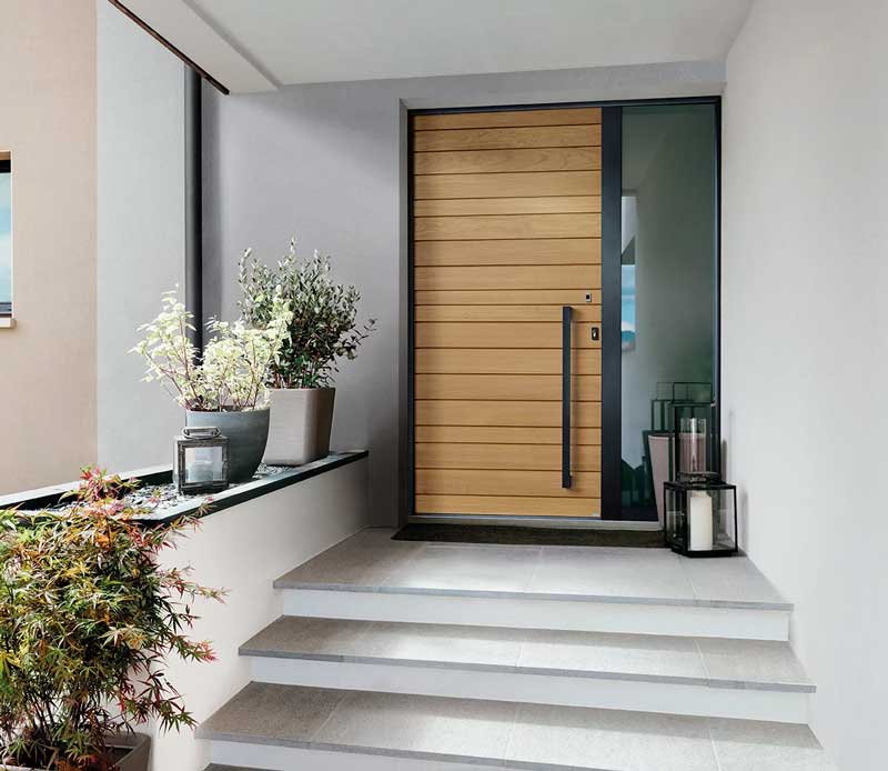 entrée de maison moderne, avec un porche et une porte d'entrée en bois avec une barre de tirage
