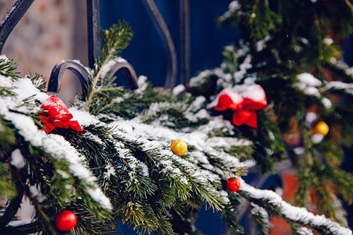 belle déco d'extérieur de porte d'entrée de Noël  Front door christmas  decorations, Christmas door decorations, Outdoor christmas decorations