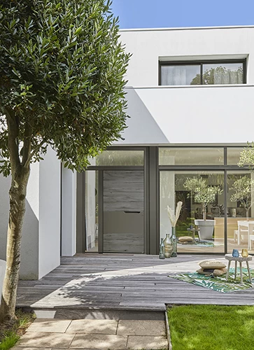 porte d'entrée en aluminium sur une façade de maison moderne