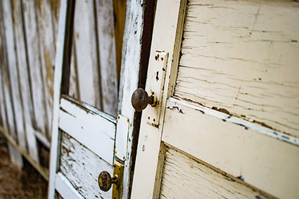 ancienne porte d'entrée abimée