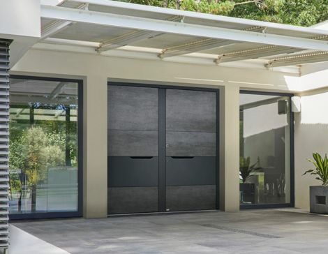 porte d'entrée 2 vantaux contemporaine sur une façade de maison style architecte