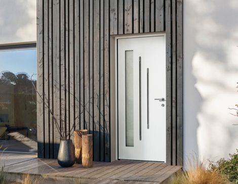 porte d'entrée aluminium blanche avec un vitrage vertical et des décors en bois d'accoya