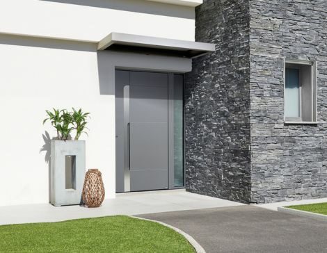 porte d'entrée avec tierce sur une façade de maison moderne avec parement de pierre