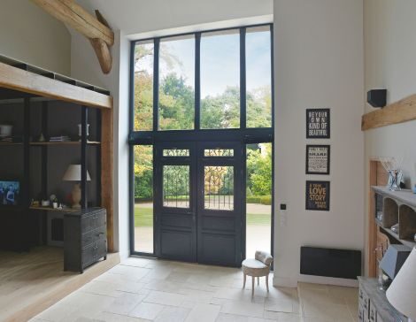 intérieur de maison avec une porte d'entrée avec deux vantaux égaux, une imposte vitrée et deux fixes vitrés