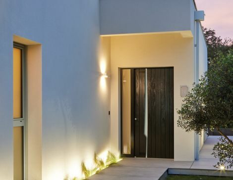 maison contemporaine avec une porte d'entrée en bois moderne en bois brûlé