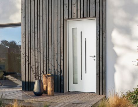porte d'entrée moderne vitrée sur une façade de maison contemporaine en bois