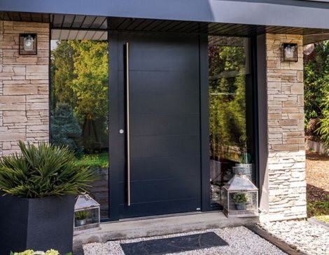 maison avec une porte d'entrée contemporaine et deux fixes vitrés latéraux