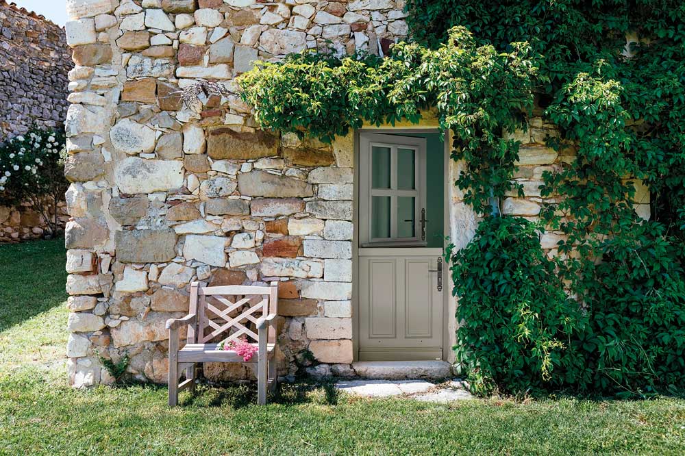 porte d'entrée fermière 2 battants sur une façade de maison en pierre style campagne
