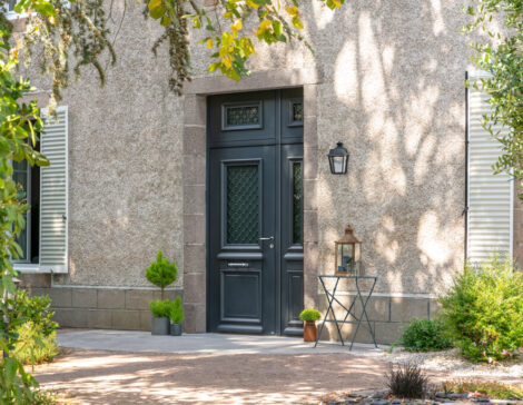 porte d'entrée aluminium gris anthracite au style classique