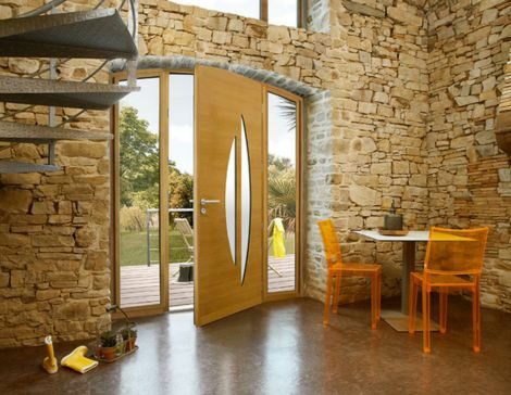porte d'entrée cintrée mixte alu bois avec un vitrage et deux fixes vitrés sur une maison en pierre