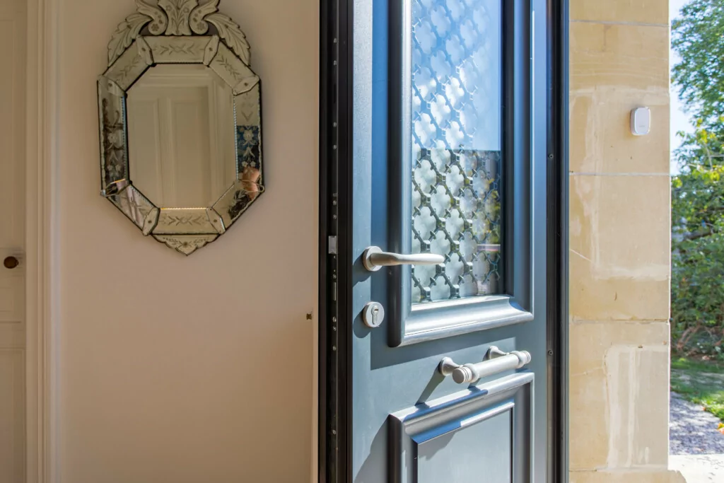 Comment poser un verrou sur une porte ? Etapes & conseils