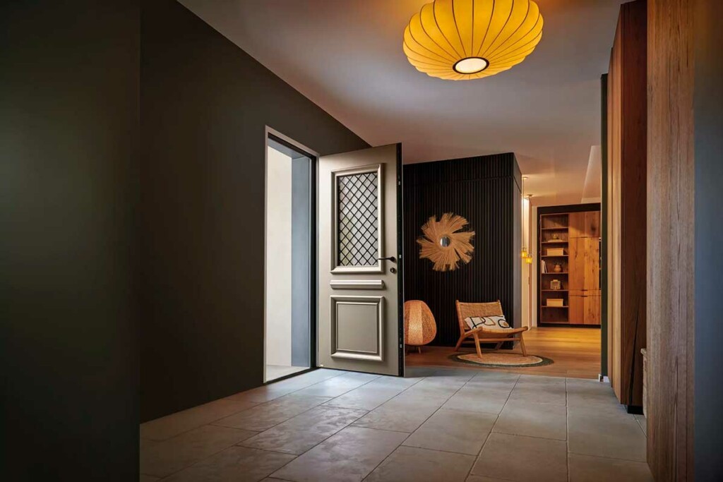 intérieur de maison sombre avec une porte d'entrée en aluminium, avec une grille