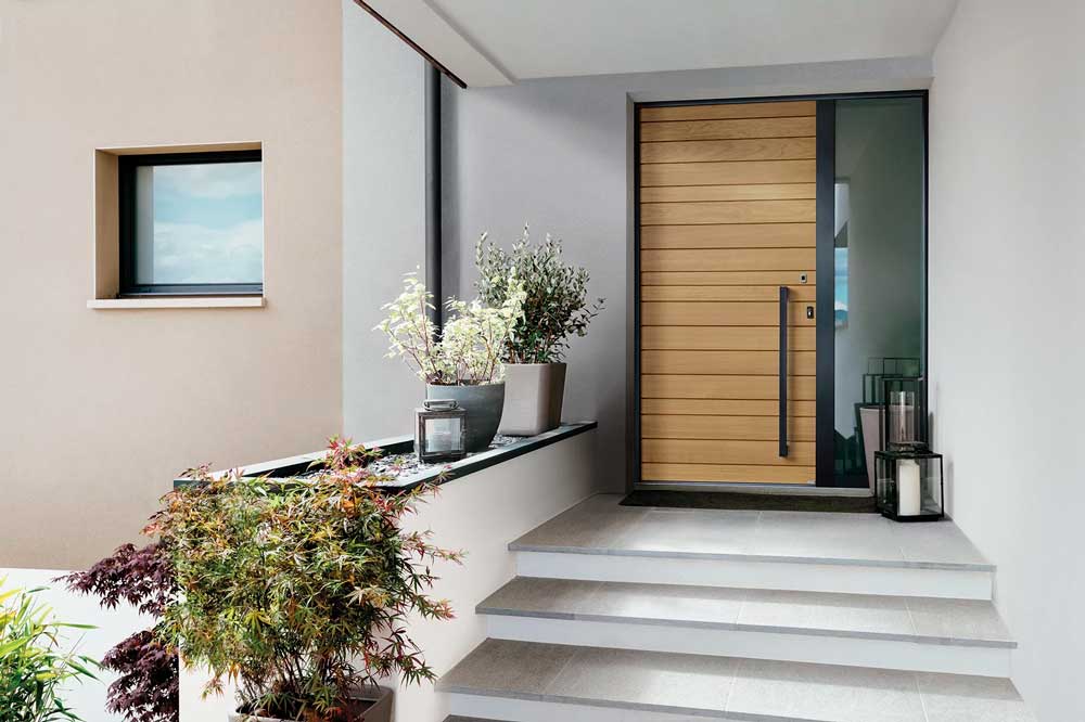 porte d'entrée en bois avec barre de tirage noire