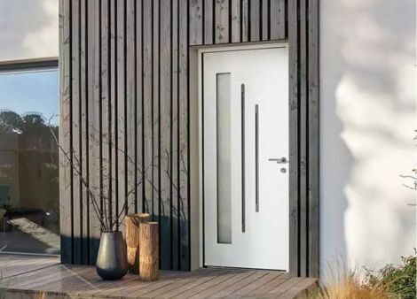 porte d'entrée blanche sur une maison avec du bardage bois
