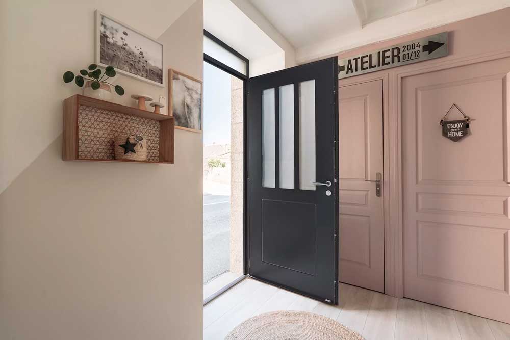 intérieur maison vintage avec une porte d'entrée acier style atelier