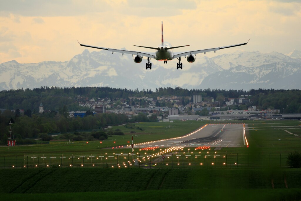 avion survolant une ville - zone aeroportuaire