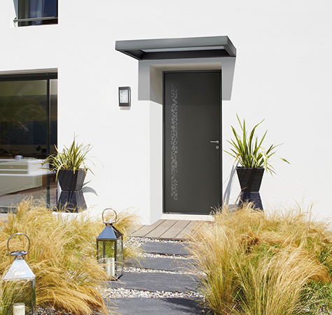 une porte d'entrée contemporaine sur une maison individuelle, accompagnée d'une marquise moderne