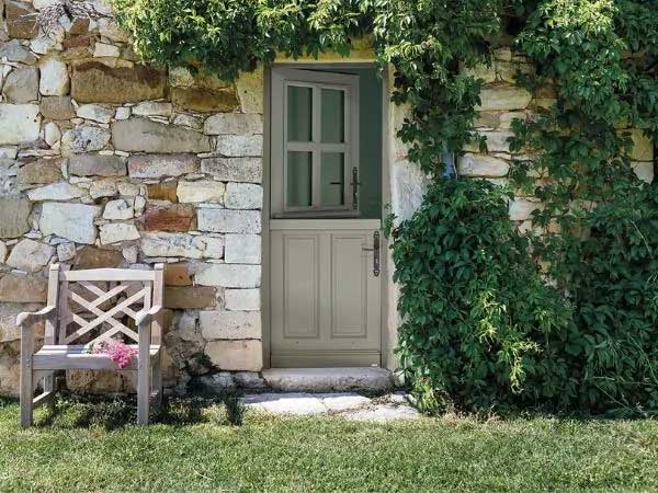 porte d'entrée avec chassis ouvrant sur une maison en pierre de style campagne