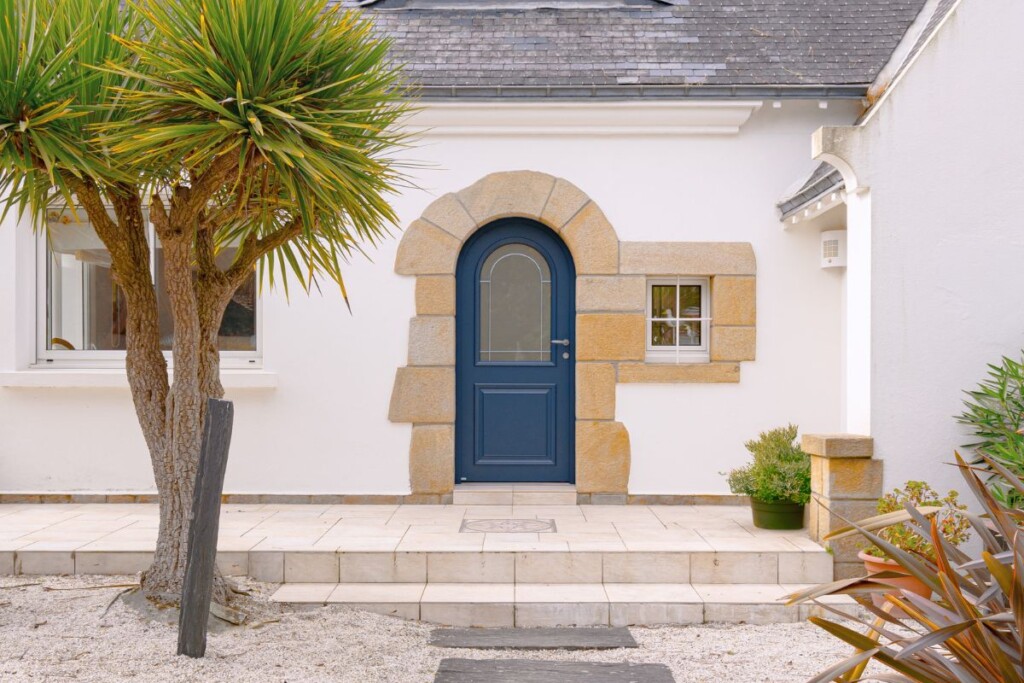 porte d'entrée en aluminium avec la solution coin mouchoir sur une maison typique de la région bretagne