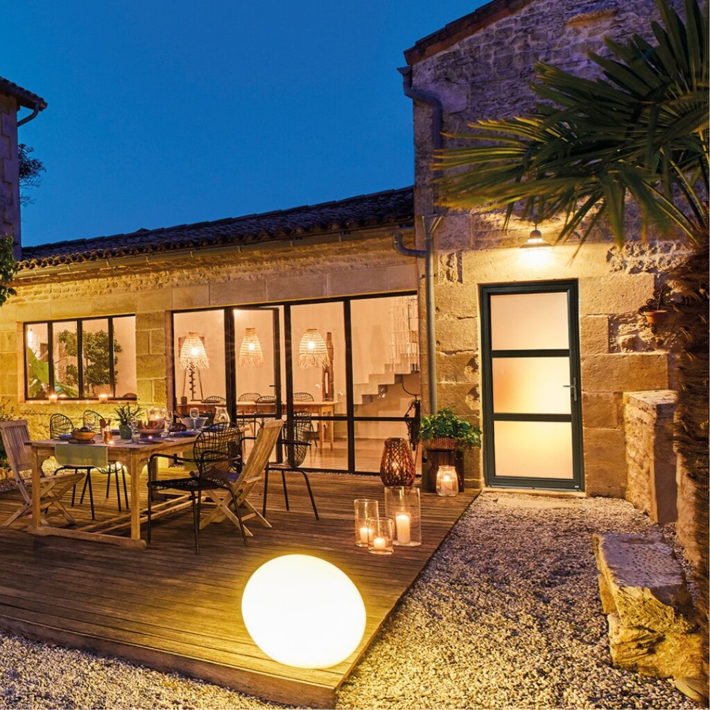 une maison de nuit éclairée par des luminaires