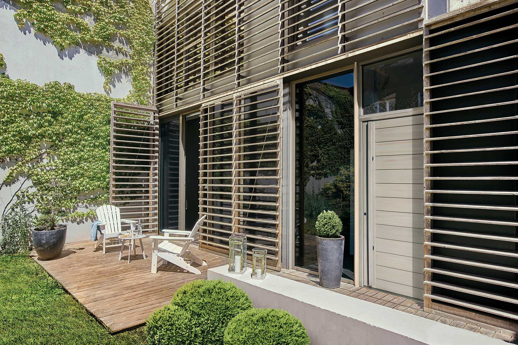 porte d'entrée perenne en bois d'accoya sur une façade de maison originale