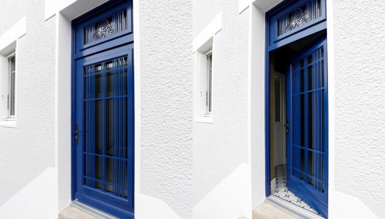 porte d'entrée vitrée en bois sur mesure avec une grille sur mesure