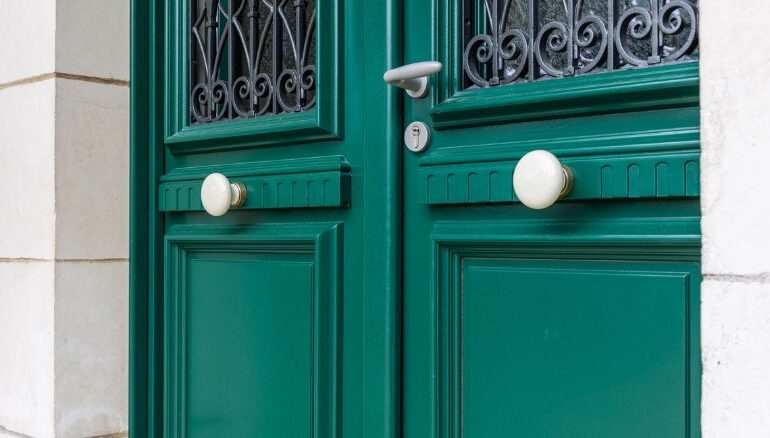 porte d'entrée en bois sur mesure avec reprise de grilles et d'accessoires