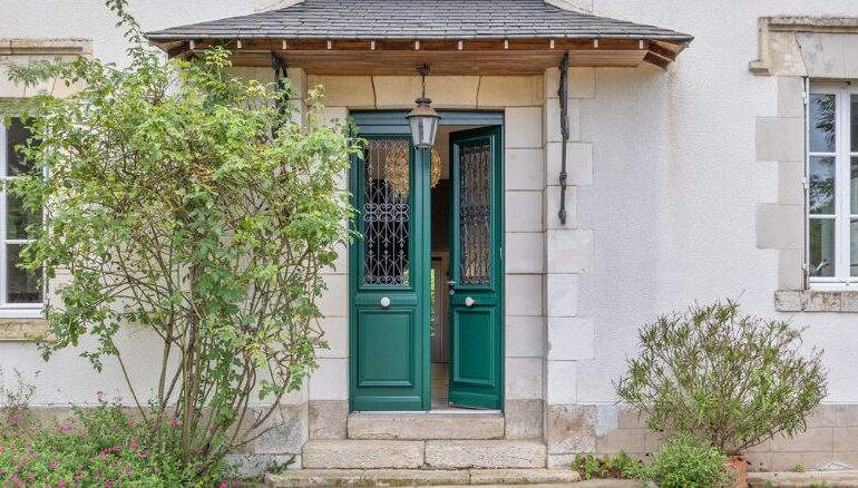 porte d'entrée en bois sur mesure sur une maison traditionnelle