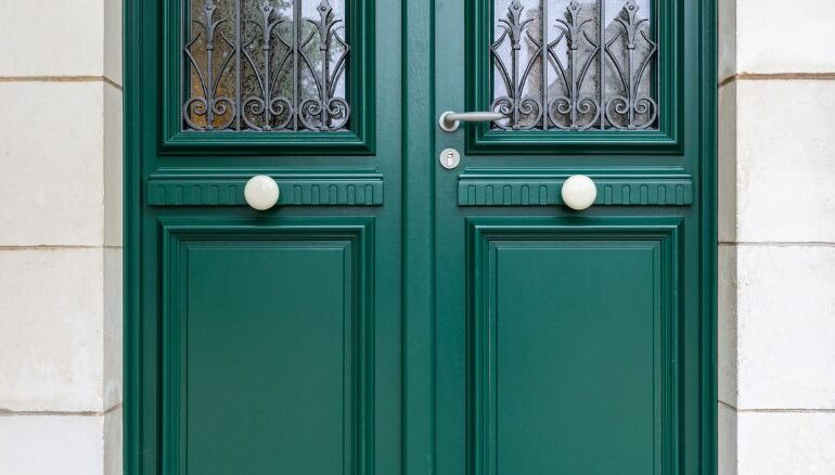 zoom sur une porte d'entrée en bois sur mesure verte