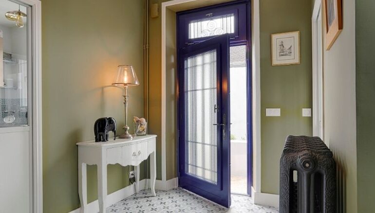 vue intérieur d'une maison avec une porte d'entrée sur mesure en bois