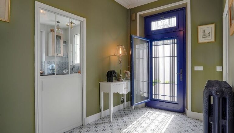 vue intérieur d'une maison avec une porte d'entrée sur mesure en bois avec chassis ovurant