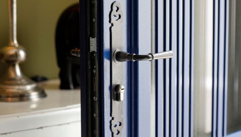 zoom sur une poignée rustique d'une porte d'entrée en bois