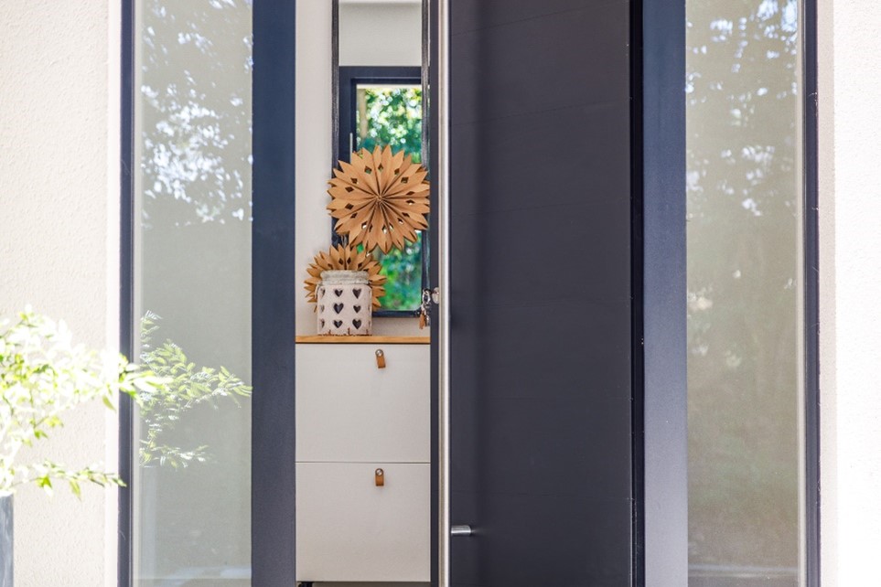 porte d'entrée bel'm avec une barre de tirage inox