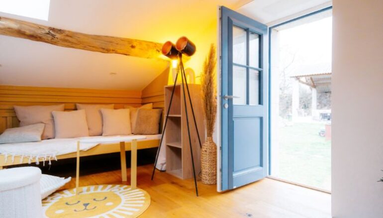 intérieur de maison de campagne avec une porte d'entrée style ancien