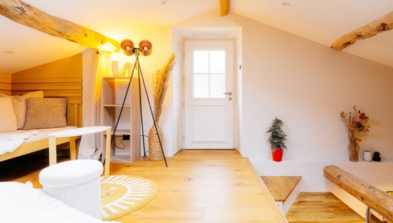 intérieur de maison de campagne avec une porte d'entrée en bois blanche