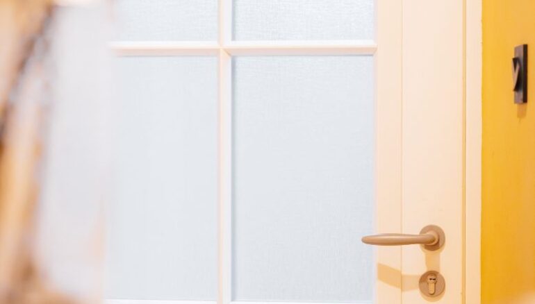 zoom sur des petits bois collés d'une porte d'entrée en bois