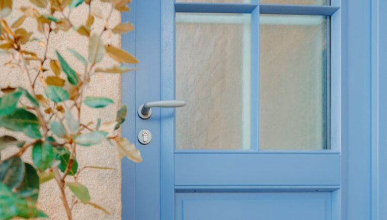zoom sur une porte d'entrée en bois avec des petits bois collés