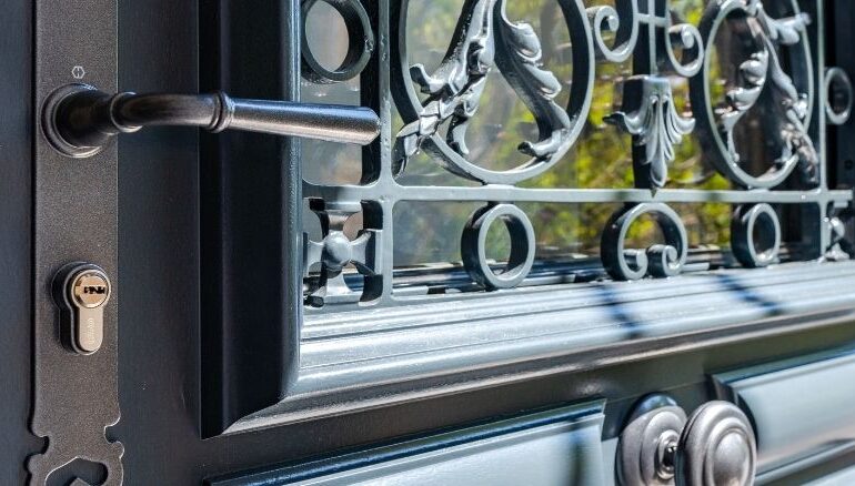 grille d'une porte d'entrée en bois sur mesure