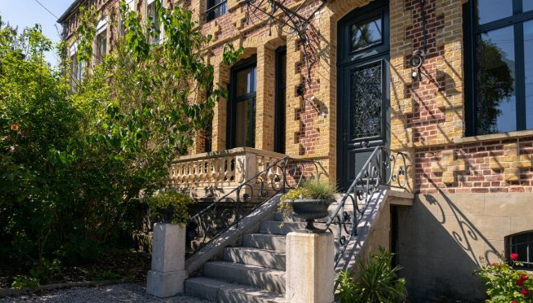 porte d'entrée en bois sur mesure au style traditionnel avec imposte vitrée