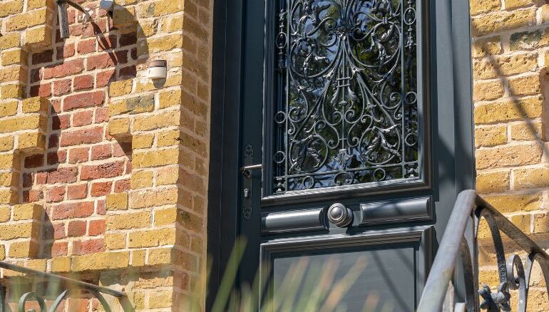 porte d'entrée en bois sur mesure avec reprise de grille